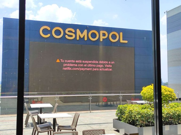 Muestran falta de pago en Netflix en Pantallas de Cosmopol