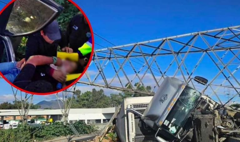 Mujer, provoca choque de un tráiler contra torre eléctrica en la Texcoco Lechería