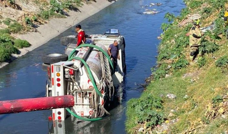 Pipa de Bomberos Coacalco cae en canal de aguas negras 1