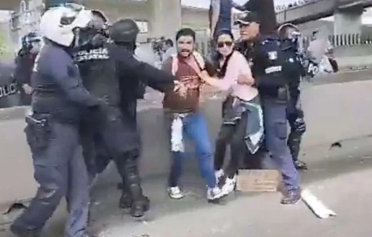 Policías liberan salvajemente Periférico Norte en Naucalpan, agreden a maestros