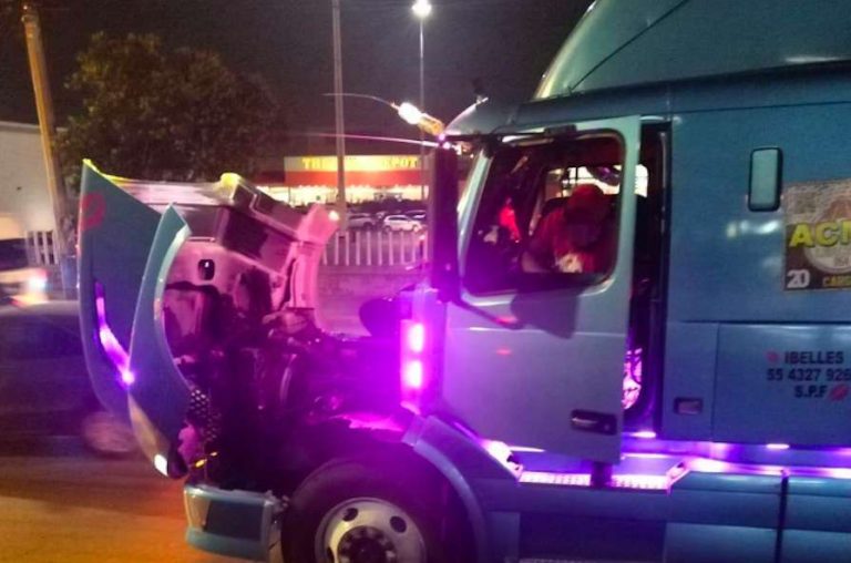 Reportan caos vial por trailer descompuesto sobre la vialidad López Portillo