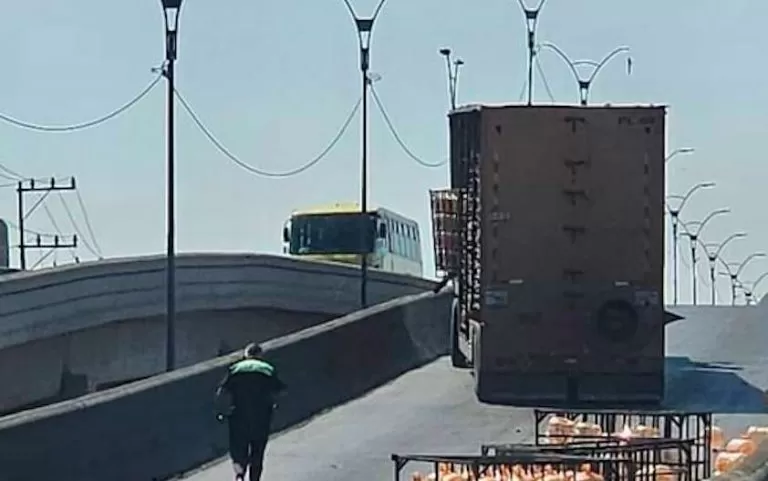 Salen volando garrafones de agua en puente vehicular de Coacalco