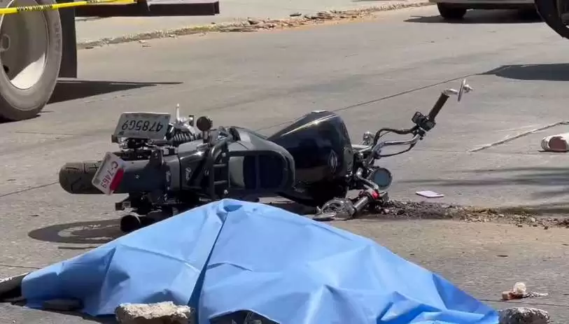 Trailer atropella a mujer motociclista sobre la vialidad Lopez Portillo