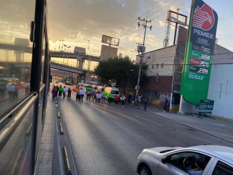Vecinos bloquean la Lopez Portillo en contra del presidente de Coacalco