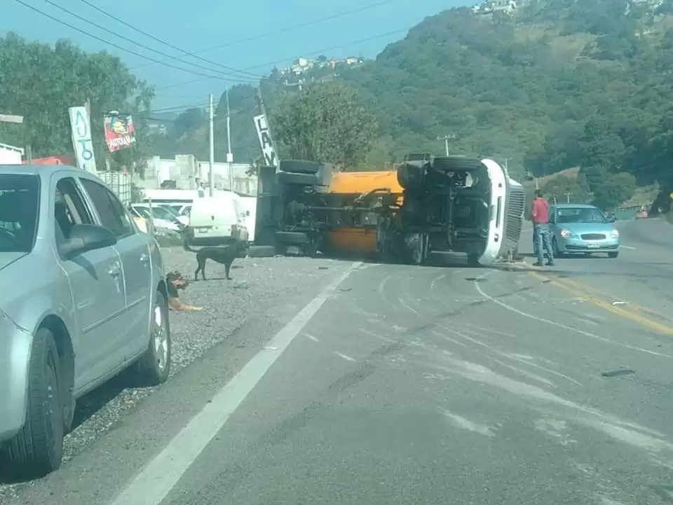 Volcadura de pipa de Gas LP en la autopista Naucalpan Toluca