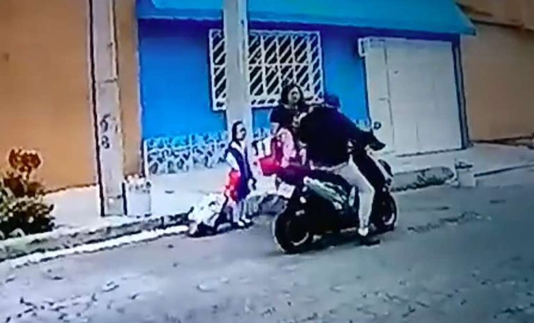 Captan momento en el que sujeto en moto intenta robarse a una niña