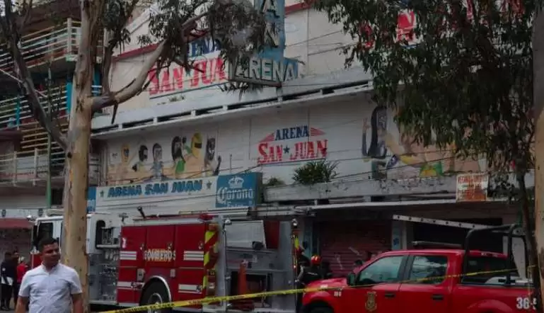 Incendio en la Arena San Juan de Neza deja dos menores de edad sin vida