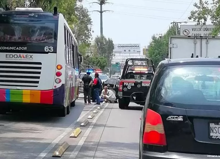 Joven es atropellada al intentar cruzar la avenida sobre el carril del Mexibus