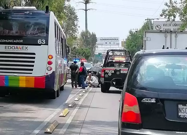 Joven es atropellada al intentar cruzar la avenida sobre el carril del Mexibus