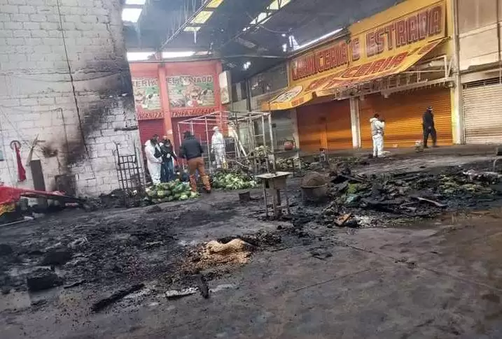 Mueren 8; Grupo armado incendia Central de Abastos en Toluca