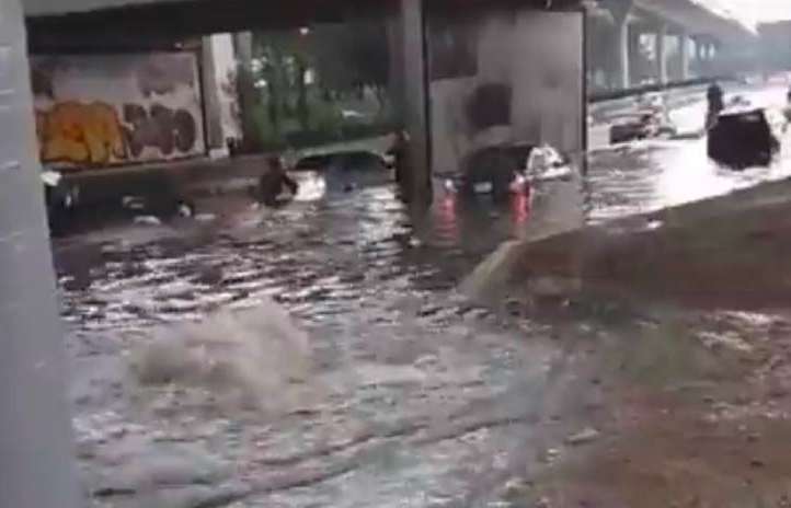 Por lluvias en Naucalpan quedan autos bajo las aguas negras