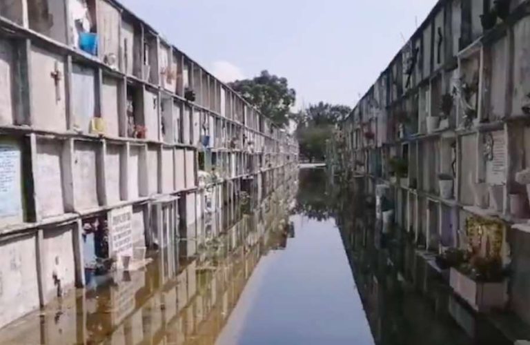 Reportan Panteón municipal de Neza, más de 3 semanas con la fuga de agua