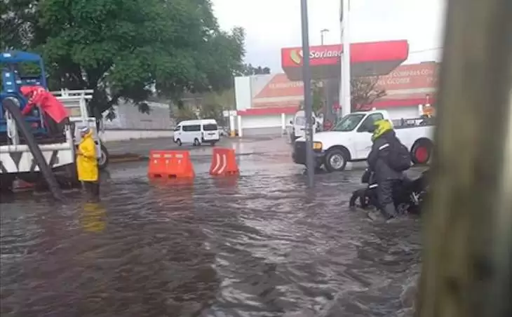 Reportan inundada la vialidad López Portillo