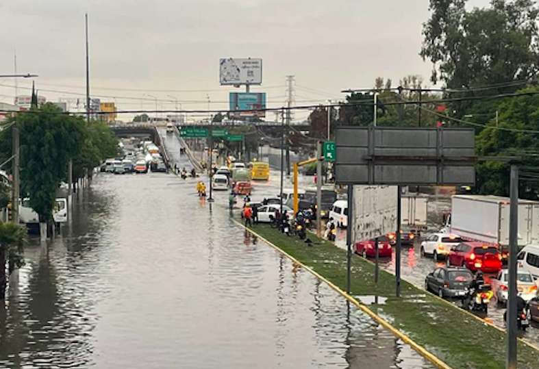 Vía López Portillo, dirección Coacalco, tráfico detenido por inundación en La bandera