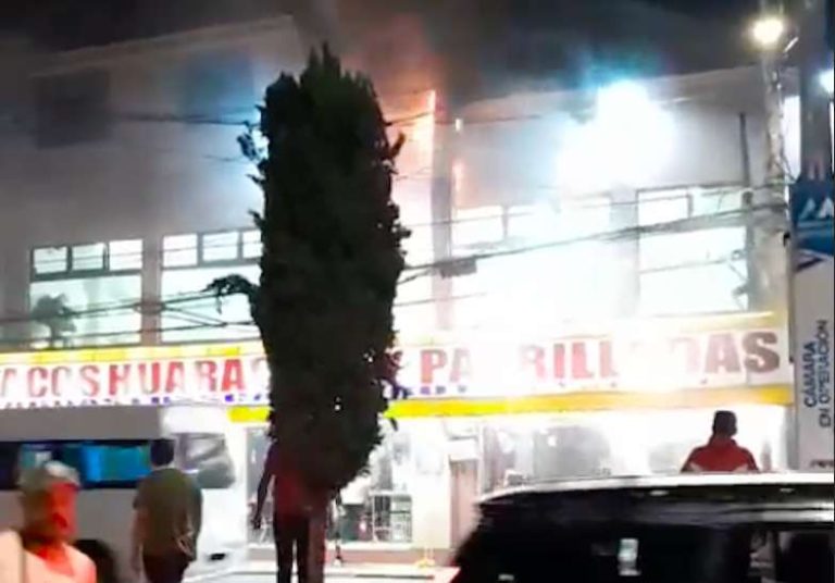 En este momento, se registra el incendio de un local de alimentos en Coacalco