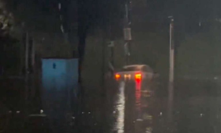 Reportan inundaciones y personas atrapadas dentro de un vehículo