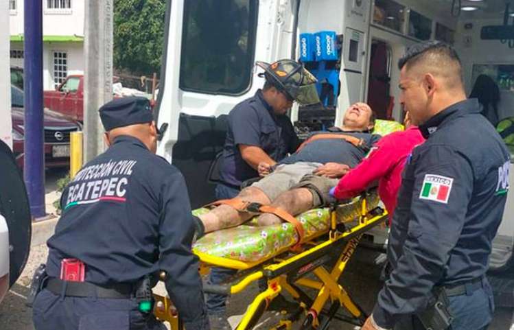 Rescatan a un hombre discapacitado que fue arrojado a canal de aguas en Ecatepec