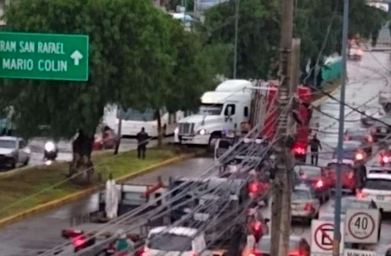Tras fuerte lluvia trailer derrapa sobre la López Portillo