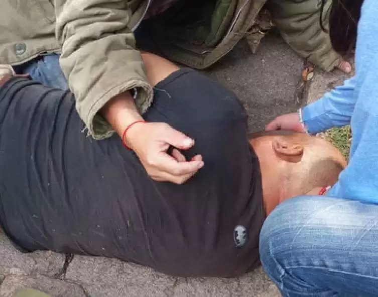 Usuarios reportan a un hombre tirado en boulevard Coacalco
