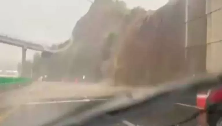 Cascadas e inundaciones obstruyen paso a vehículos en autopista Naucalpan Toluca