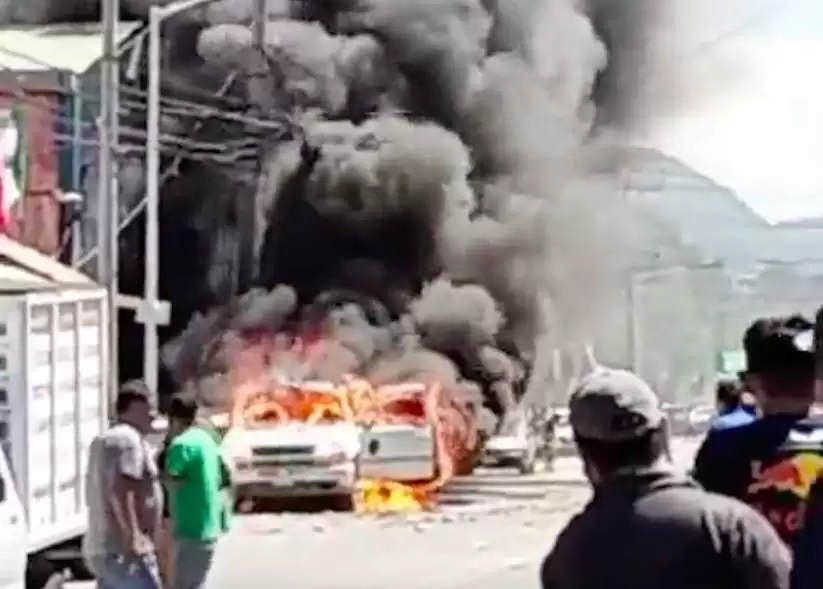 Explota camioneta que transportaba pirotecnia en Tultepec