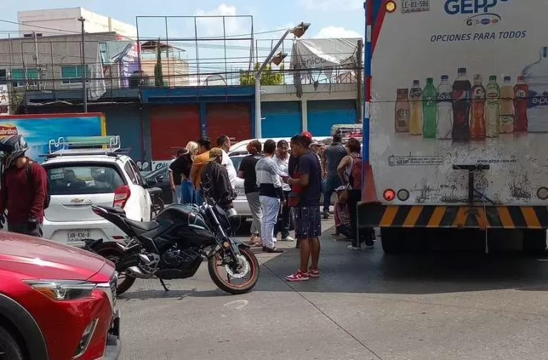 L2 del Mexibus en Caos, biker choca contra camión en López Portillo