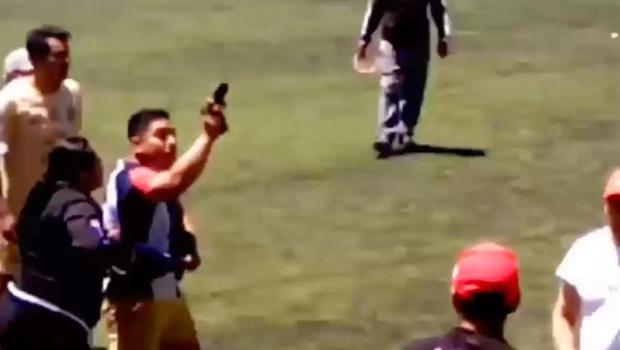 Sujeto saca pistola en pleno partido de fútbol en Toluca