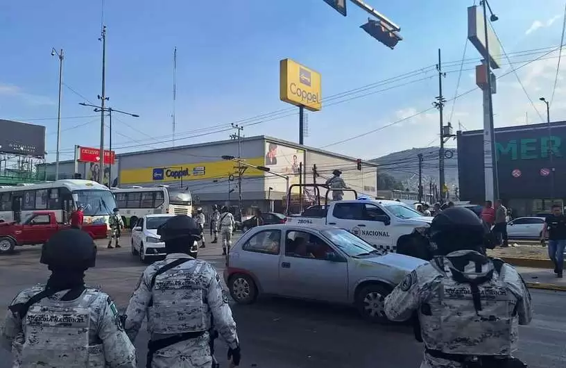 Accidente sobre la vialidad Lopez Portillo entre camioneta de agua y Guardia Nacional