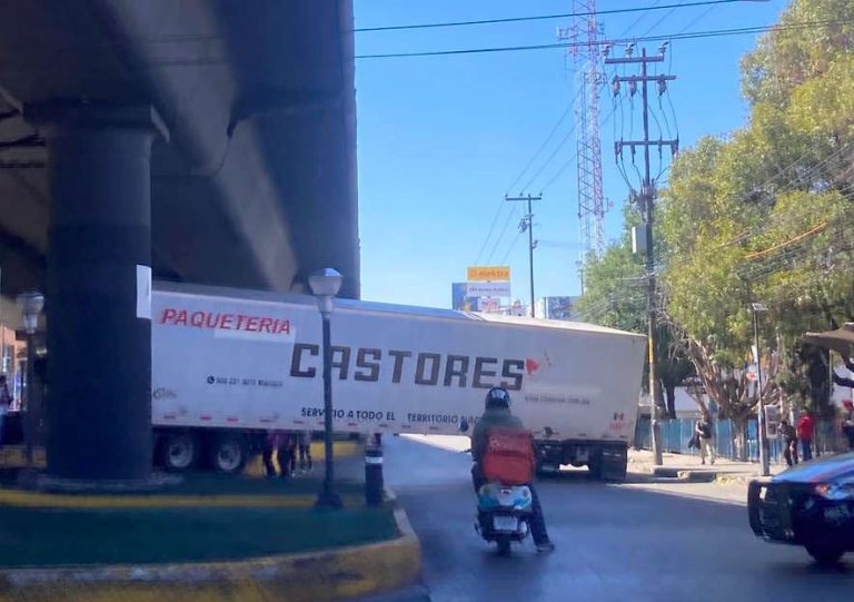 Caos vial por trailer obstruyendo la López Portillo