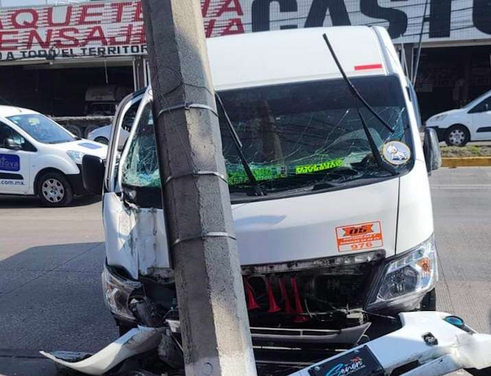 Conductor de transporte público se impacta contra poste, sobre la vía López Portillo