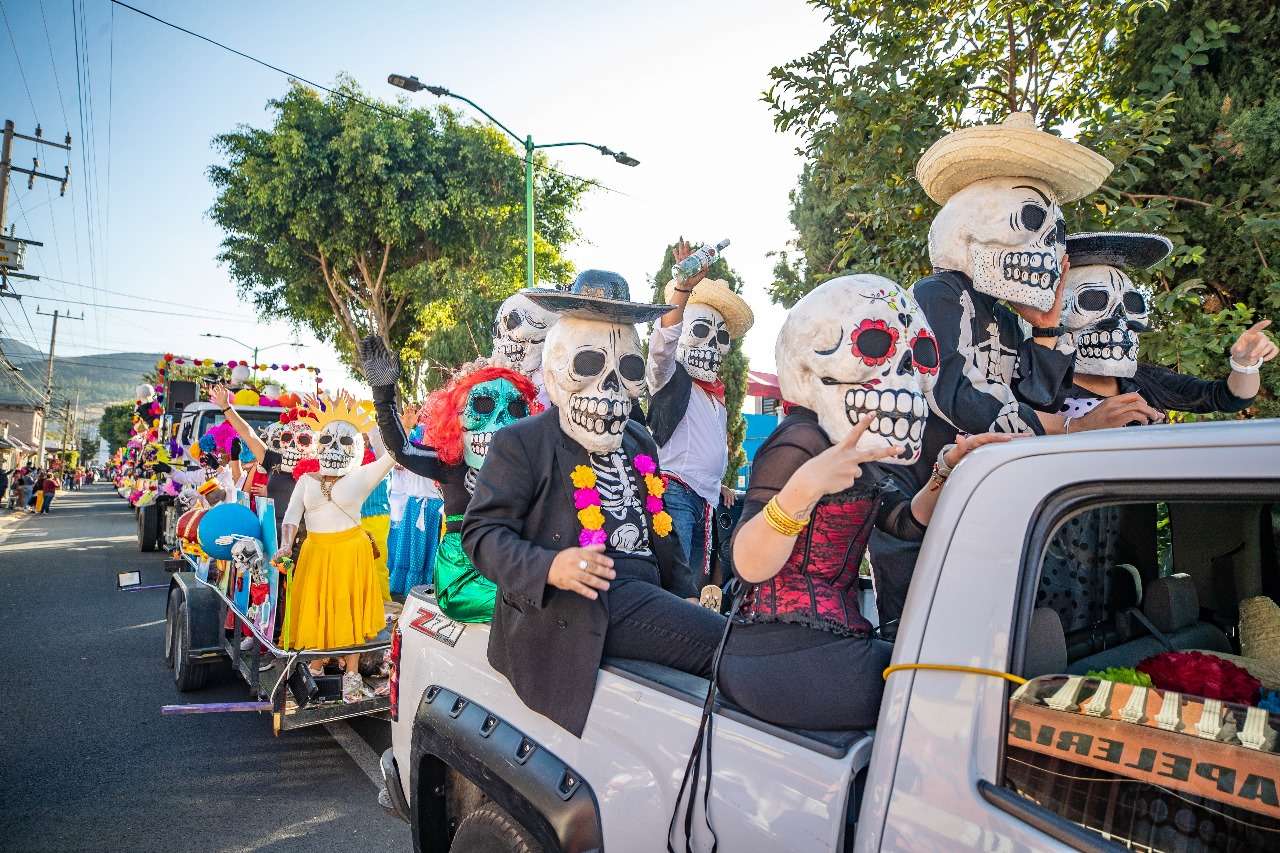 Congestión vehicular y retrasos marcan el desfile Coacalco del Día de Muertos 2