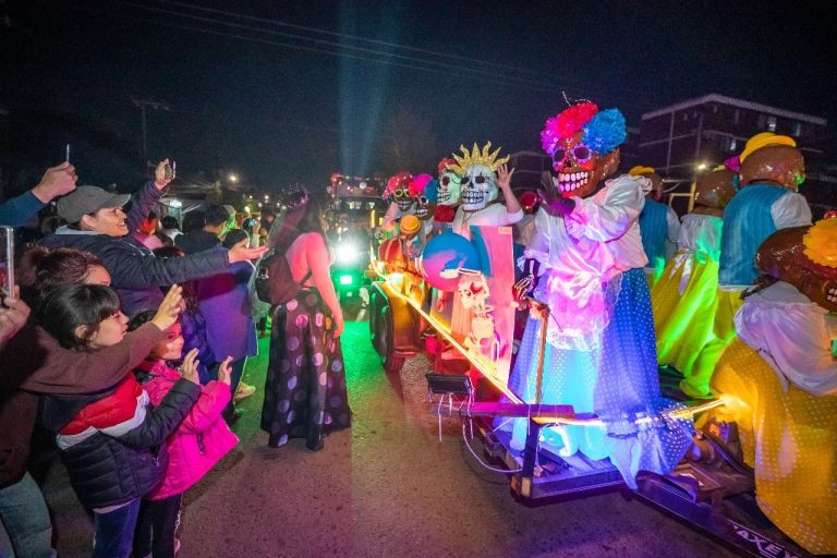 Congestión vehicular y retrasos marcan el desfile Coacalco del Día de Muertos