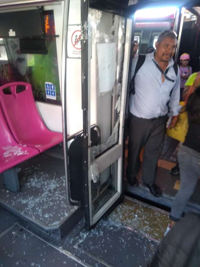 Explosión de Puerta en Metrobús de la CDMX en la Estación Rojo Gómez 2