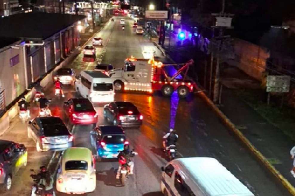 Grulleros bloquean la vialidad López Portillo