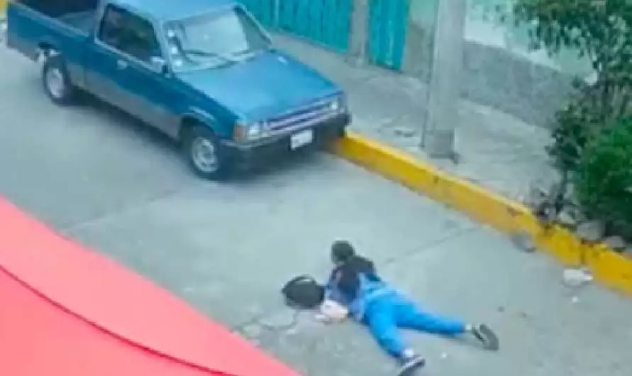 Madre es arrastrada en Naucalpan al defender a su hija de secuestrador