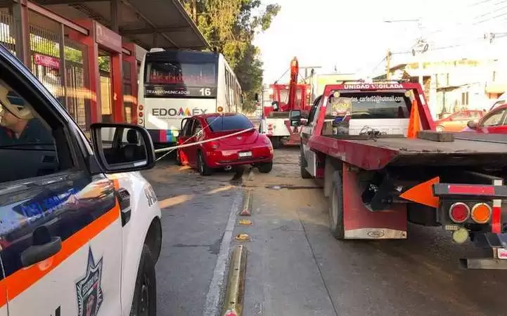 Muere automovilista al chocar contra Mexibús en vialidad Lopez Portillo