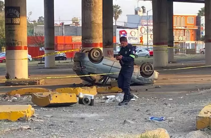 Muere automovilista al volcar con su auto en puente de Neza