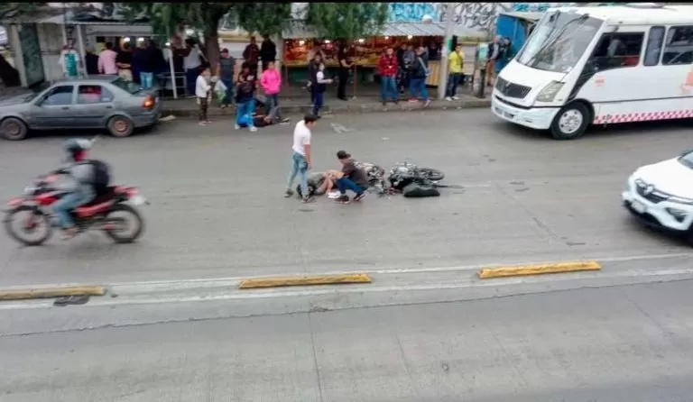 Tráiler arrolla a los tripulantes de una motocicleta sobre la López Portillo