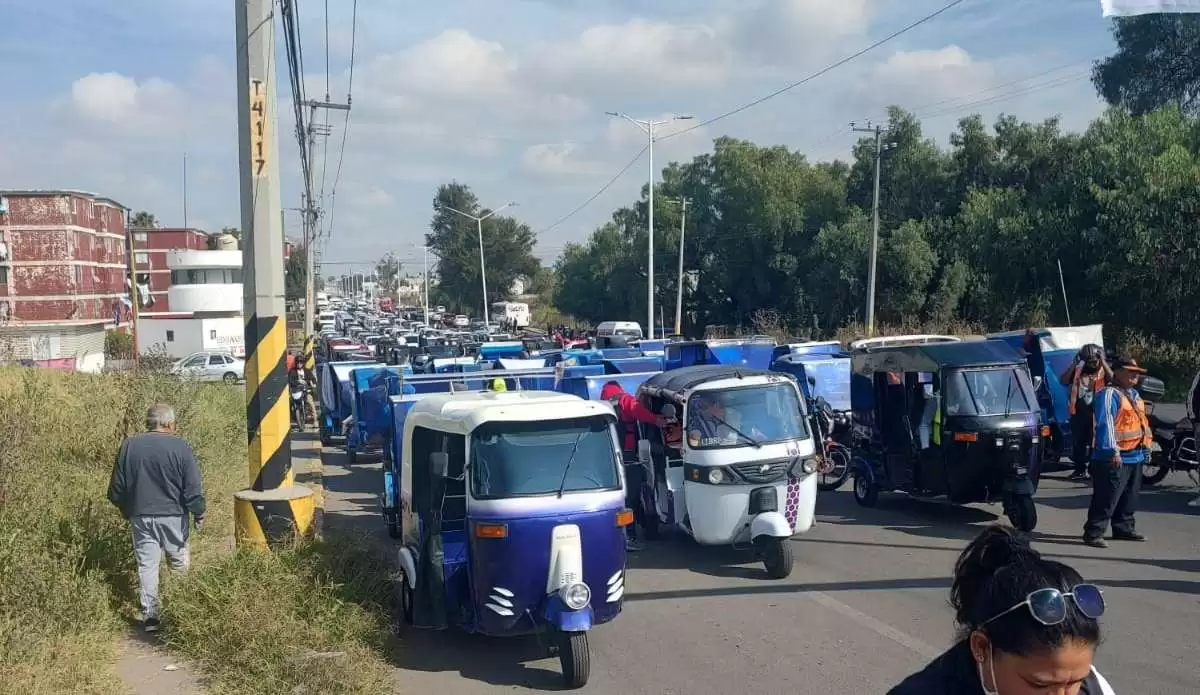 Bloqueo de Operadores de Mototaxis Complica el Tráfico en La Laguna, Coacalco