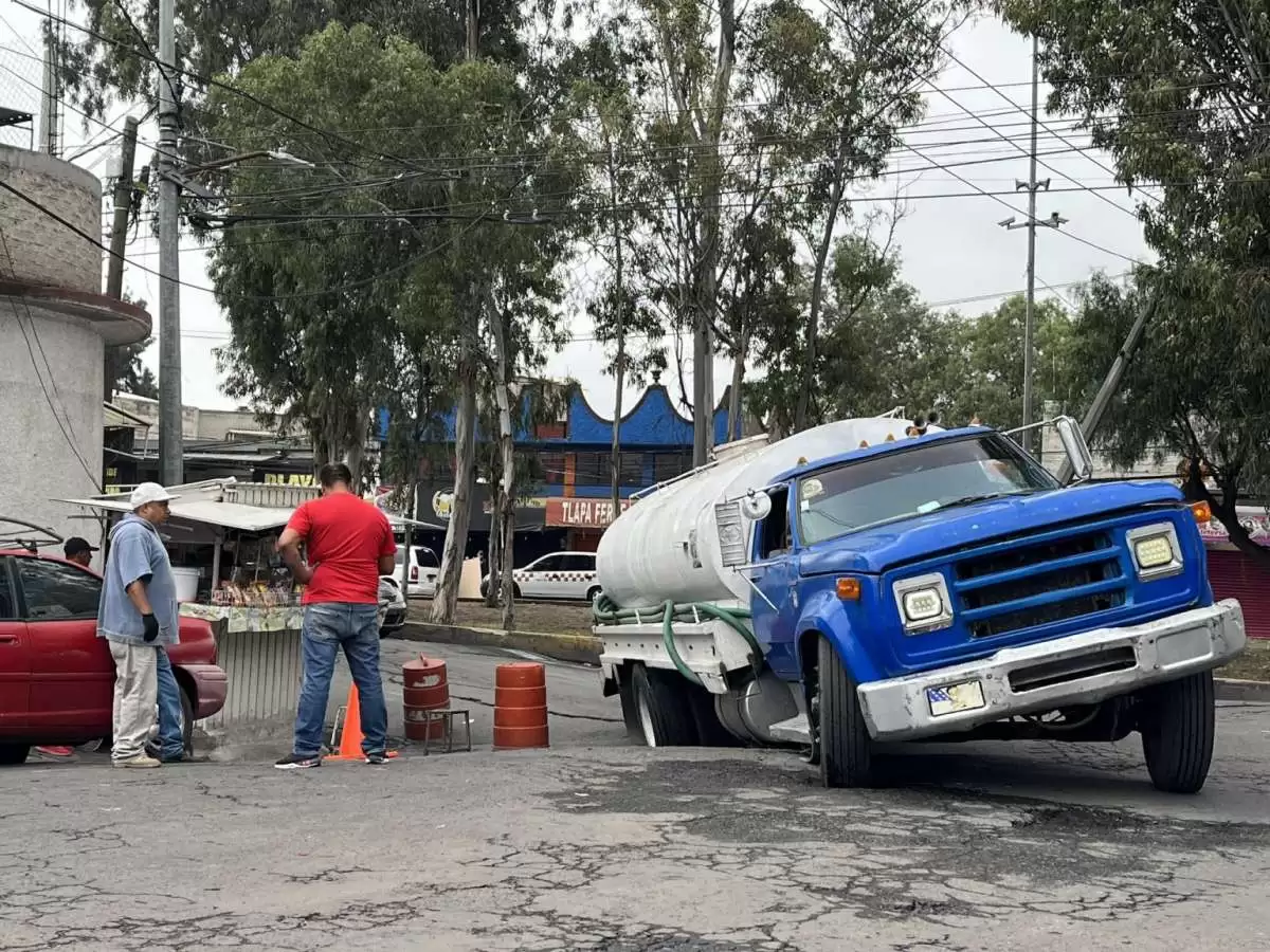 Cae pipa en socavón de Ecatepec