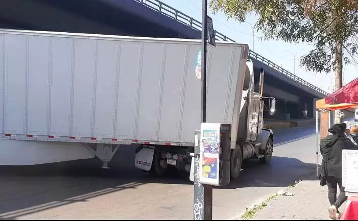 Nuevamente Incidente de Tráiler Atrapado en Bajo Puente Juan Pablo II, Coacalco
