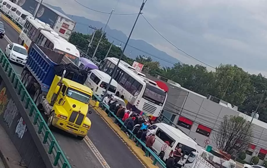 Se registra una obstrucción de transporte público en puente vehicular de Coacalco