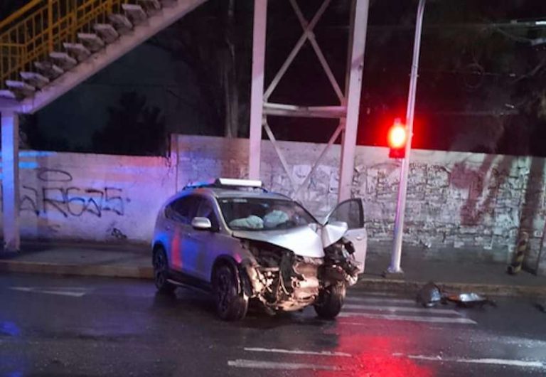 Auto destrozado tras accidente sobre la vialidad Lopez Portillo