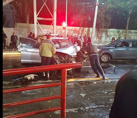 Auto destrozado tras accidente sobre la vialidad Lopez Portillo 1