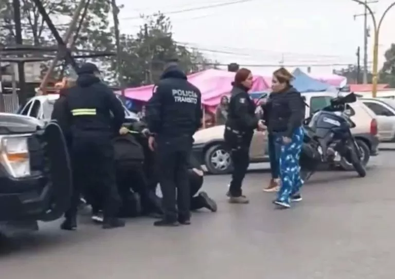 Graban enfrentamiento entre policías y ciudadano en Coacalco