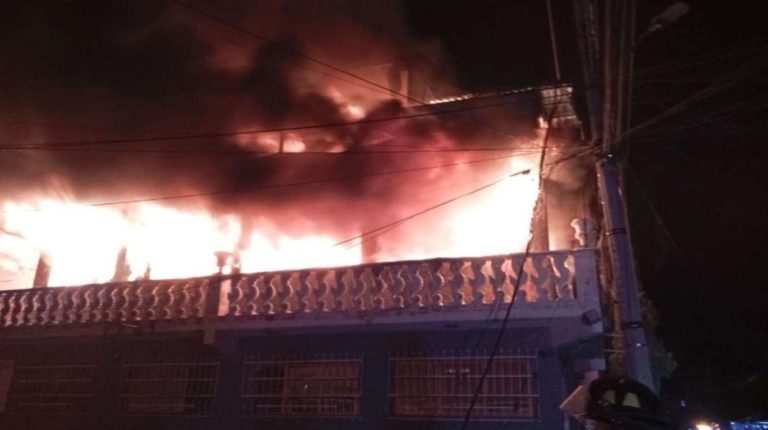 Incendio devasta fábrica de telas en Ecatepec