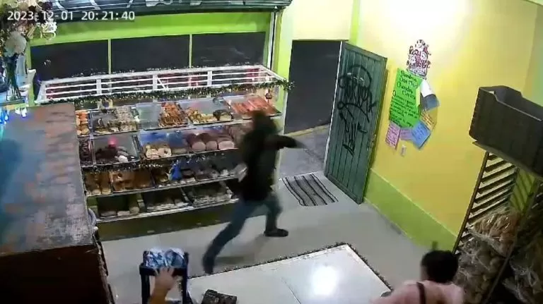 Mujeres repelen robo en panadería de Ixtapaluca