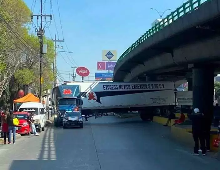 Para cerrar el año no podía faltar un trailer atorado en puente vehicular en Coacalco