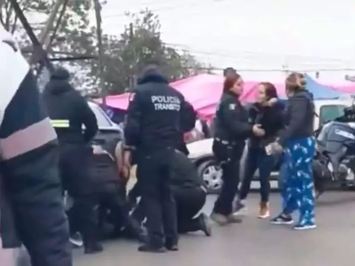 Policías golpean brutalmente a un hombre en Coacalco