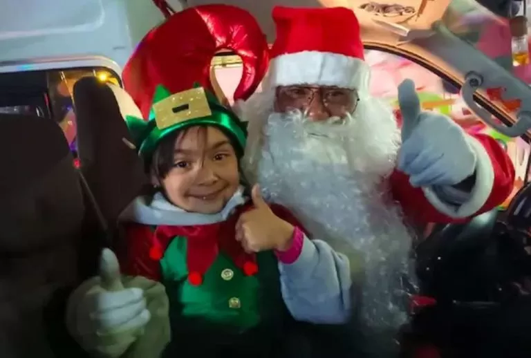 Santa Claus maneja combi por las calles de Naucalpan